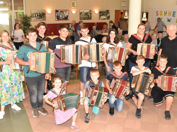 Die Musikschule Güssing Klasse für steirische Harmonika  von Elisabeth Unger spielte zünftig auf