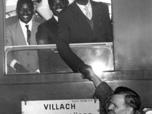Dr. Bruno Buchwieser begrüßt die ersten Jugendlichen aus Obervelta, dem heutigen Burkina Faso zur Ausbildung in Österreich am damaligen Wiener Südbahnhof. 
