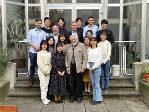 Gruppenfoto YUAI-Delegation mit MitarbeiterInnen der Zentralen Geschäftsstelle der ÖJAB vor dem Eingang zum Garten.