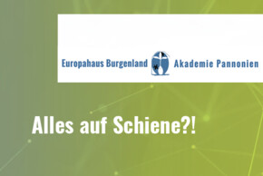 Weißer Schriftzug "Alles auf Schiene" und Logo "Europahaus Burgenland Akademie Panonien" vor grüner Hintergrund.