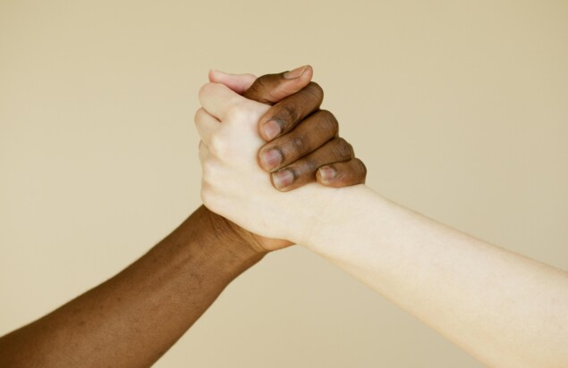 Symbolbild von zwei Händen die einander halten. Foto von Anna Nekrashevich auf www.pexels.com.