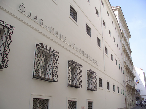 Outdoor shot of the ÖJAB-Haus Johannesgasse.