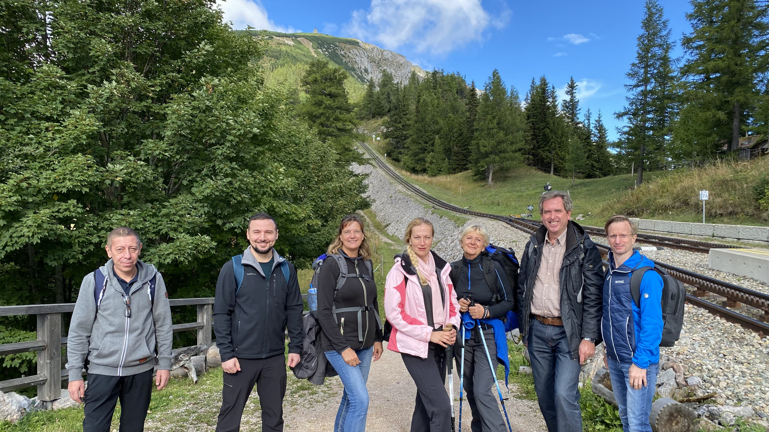 Wandergruppe auf dem Weg zum ÖJAB-Gipfelkreuz.