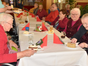 SeniorInnen essen Torte.