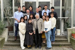 Gruppenfoto YUAI-Delegation mit MitarbeiterInnen der Zentralen Geschäftsstelle der ÖJAB vor dem Eingang zum Garten.