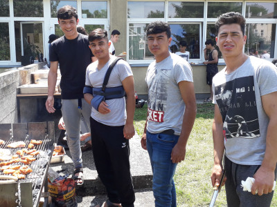 Unbegleitete minderjährige Flüchtlinge beim Grillen im ÖJAB-Haus Mödling.