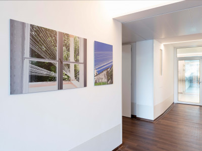 Fotografische Arbeiten, gedruckt auf Alu-Dibond-Platten, jeweils in den Übergängen links und rechts zu den Wohnbereichen des Hauses. Foto: Violetta Wakolbinger.