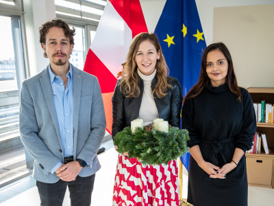Claudia Plakolm, Staatssekretärin für Jugendangelegenheiten (Mitte), Thomas Angster, ÖJAB-Bereichsleiter Studierende & Jugend (links) und Olga Karpenko, ÖJAB-Öffentlichkeitsarbeit (rechts).