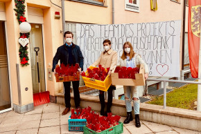 Gruppenfoto: Leitung der ÖJAB-SWA Aigen Patrick Ebeling, Lara Pirchner und Elena Schöneberger mit Nikolaus-Sackerln.