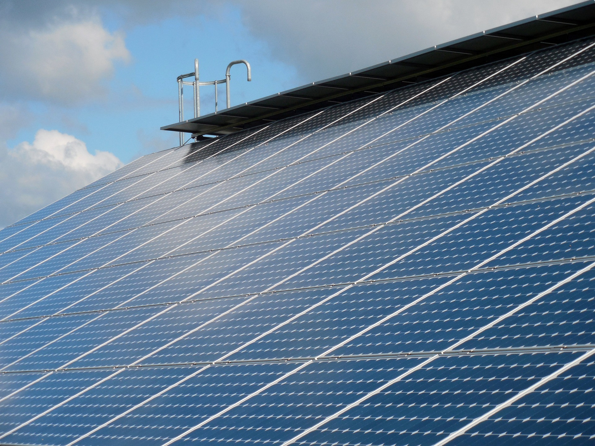 Person montiert eine Solaranlage