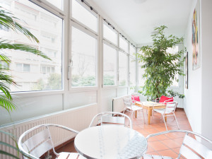 Loggia im Eingangsbereich des ÖJAB-Europazentrums Krems.