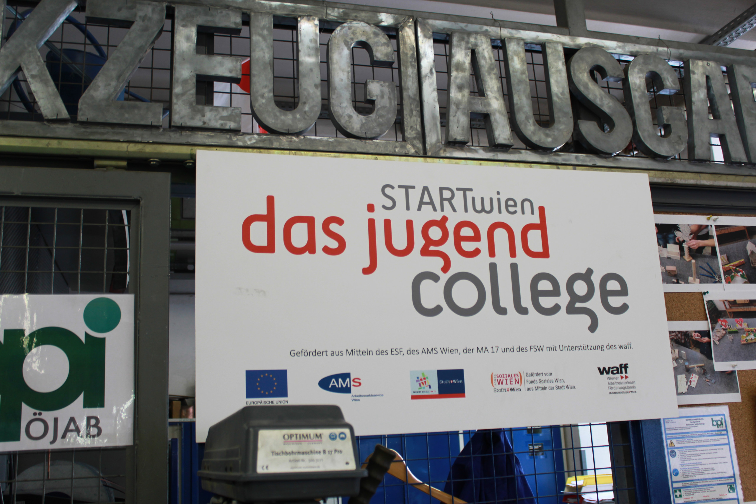 Plakat von Start Wien - Das Jugendcollege am BPI.