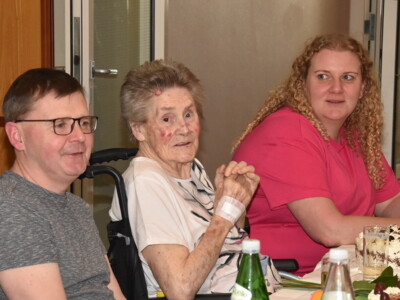 Hilda Ifkovits (87) mit Angehörigen.