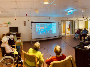 Zoom-Treffen von SeniorInnen mit SchülerInnen.