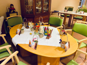 Tisch mit Ostergeschenken