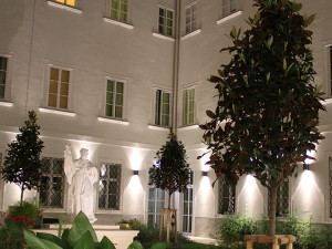 Inner courtyard of the ÖJAB-Haus Johannesgasse by night.