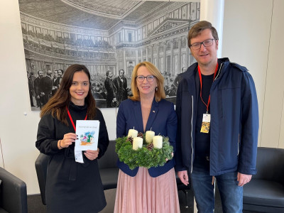 Doris Bures, Zweite Nationalratspräsidentin (Mitte), Jürgen Figerl, Vizepräsident der ÖJAB (rechts) und Olga Karpenko, ÖJAB-Öffentlichkeitsarbeit (links).