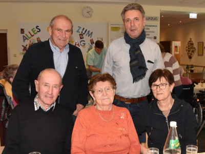 Josefa Gabriel (87) mit ihrer Familie.
