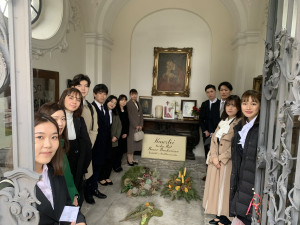 Besuch des Mausoleums der Familie Buchwieser; die Größe der meisten Gräber am Friedhof war für die Gäste überraschend.