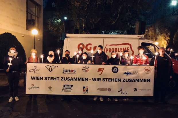 VertrerInnen österreichischer Jugendorganisationen stehend am Morzinplatz in Wien in Gedenken an die Opfer der Wiener Terroranschläge im November 2020.