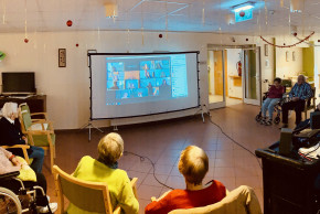 Zoom-Treffen von SeniorInnen mit einer Schülerin.