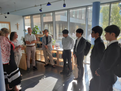 Japanische Gäste informieren sich über die Flüchtlinsgarbeit der ÖJAB