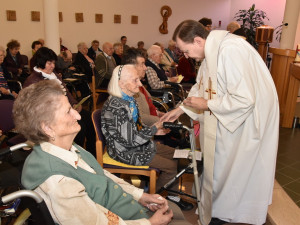 Krankensalbung durch Priester Burghard Lang.