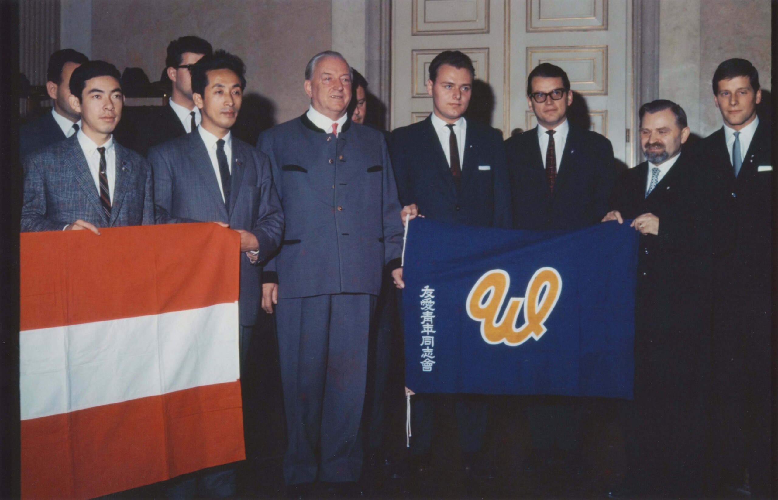 Eine frühe Delegation der Jugendorganisation YUAI in Österreich in den 1960er Jahren; zu Besuch bei Bundeskanzler Alfons Gorbach.