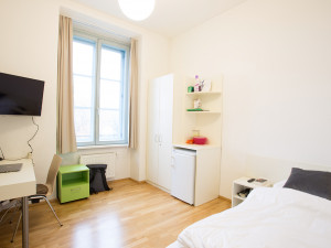 Single room at the ÖJAB-Haus Graz.