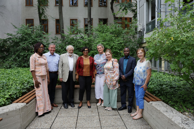 Hoher Besuch in der Zentralen Geschäftsstelle der ÖJAB. V.l.n.r.: Mme Mariette BONKONGOU, Deuxième Secrétaire, Dieter Fröhlich, Stv. Geschäftsführer der ÖJAB, Eduard Schüssler, Honorarkonsul und Ehrenpräsident der ÖJAB, Son Excellence Madame Maïmounata Ouattara, Botschafterin von Burkina Faso, Monika Schüssler, Geschäftsführerin der ÖJAB, Mme Boutheina CHABOUH, Secrétaire particulière, M. Aboubacar Adè OUATTARA, Deuxième Conseiller chargé des affaires économique, Martina Steinbauer, Generalsekretärin der Österreichisch-Burkinischen Gesellschaft.