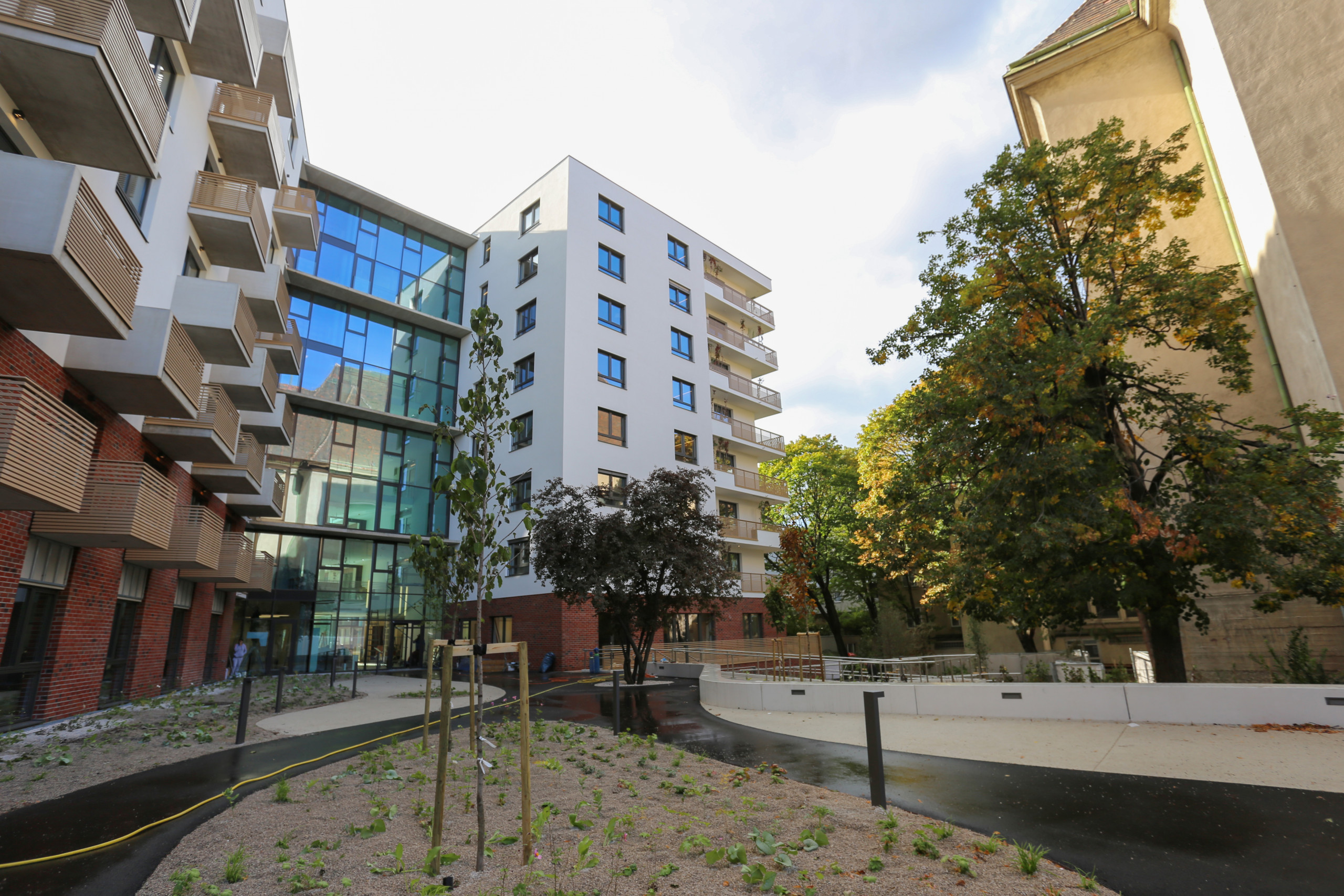 Hof und Garten des ÖJAB-Pflegewohnhauses Neumargareten - Wohlfühlen am Lebenscampus.