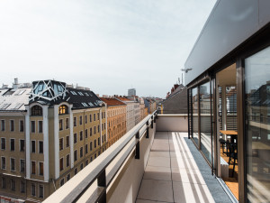 Beautiful terrace on the 8th floor of the student housing with view across the city in Vienna. Photo: andys.cc, Moritz Weixelberger.