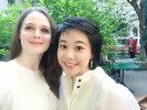 Die Pianistin Wenqi Zhao (rechts) und die Sängerin Anna Nekhames (links) geben im Garten des ÖJAB-Hauses Neumargareten ein Konzert.