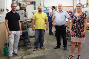 Nicole Meissner, Geschäftsführerin der St. Elisabeth-Stiftung gemeinsam mit (v.l.n.r.) Harald Pöckl, Stv. Geschäftsführer der ÖJAB, Jürgen Saller, ÖJAB-Fachbereichsleiter Metall & Elektro und Ernst Traindt, ÖJAB-Bereichsleiter der Jugend- und Erwachsenenbildung in den Werkstätten des BPI der ÖJAB.