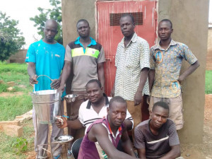 Einheimische vor neuer sanitärer Anlage in Samba (Burkina Faso).