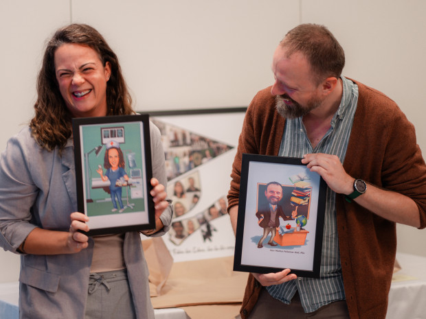 Karikarturen als Überraschungsgeschenk für Lehrerin Riccarda Koller und Schulleiter Markus Felleitner-Goll.
