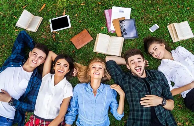 Symbolfoto Studierende auf Grünfläche liegend (Foto: ©shutterstock.com)