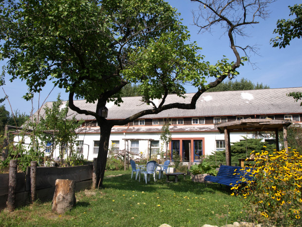 Außenaufnahme Garten des ÖJAB-Hauses Greifenstein.