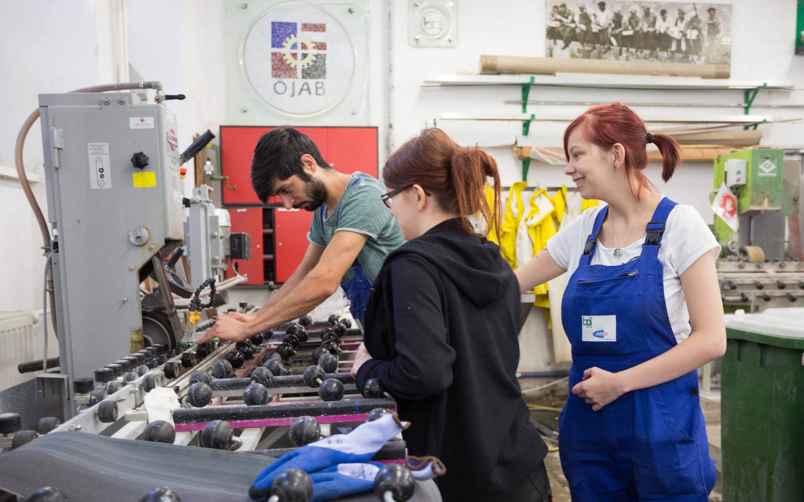KursteilnehmerInnen in den Werkstätten des BPI der ÖJAB - Ausbildungszentrum Wien.