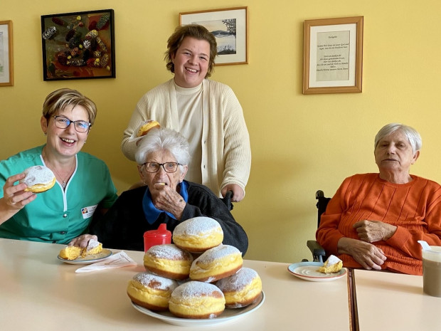 Frieda Malits und Maria Glavanich mit Zivildiener Martin Riznar und Renate Elisabeth Pree