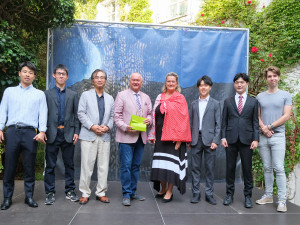Besuch in Mödling, von links: Kosuke Tachi, Mamoru Keira, YUAI-Vorstandsmitglied Nobuki Nishikawa, Bürgermeister Hintner, ÖJAB-Geschäftsführerin Dr. Monika Schüssler, Kenta Suzuki, Ayato Ura, ÖJAB-Asienkoordinator Nikolaus Petronczki.  Foto: Stadtgemeinde Mödling/C.Reisinger  