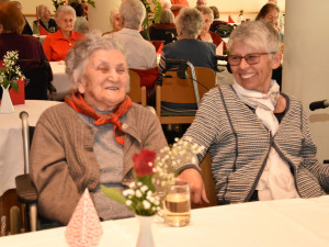 Bewohnerin und Angehörige feiern gemeinsam.
