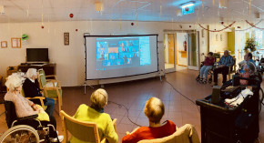 Zoom-Treffen von SeniorInnen mit einer Schülerin.