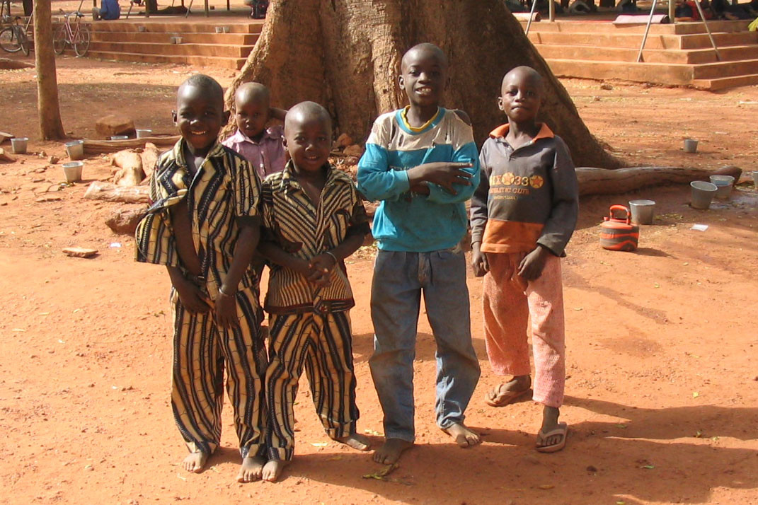 Straßenkinder in der Stadt Ouagadougou.