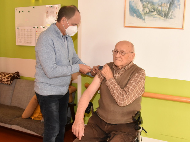 Dr. Lang impft Herrn Hochwarter.