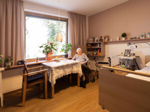Bewohnerin im Einzelzimmer des ÖJAB-Pflegewohnhauses Salzburg. Foto: ÖJAB / Erika Mayer.