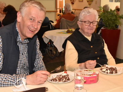 Portraitfoto Maria Semler (86) mit ihrem Sohn.