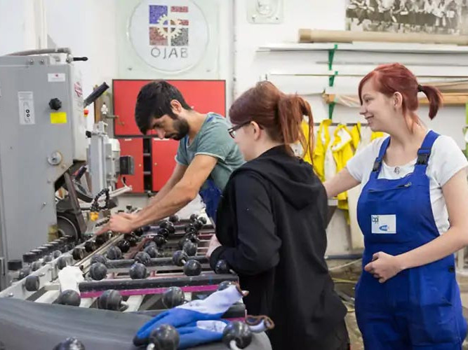 Lehrlinge der Glasbautechnik in den Werkstätten des BPI der ÖJAB.