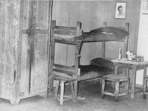 Room in ÖJAB-Jungarbeiterinternat 1946: simple bunk bed, stool, table, chest