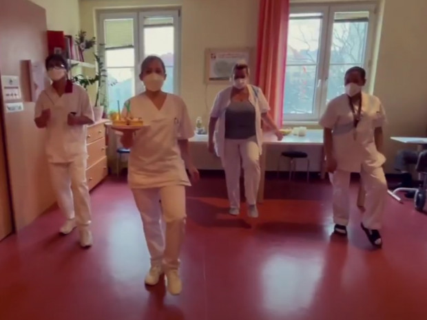 Videosausschnitt von MitarbeiterInnen aus dem ÖJAB-Haus Neumargareten beim Tanzen für die Jerusalema Dance Challenge.